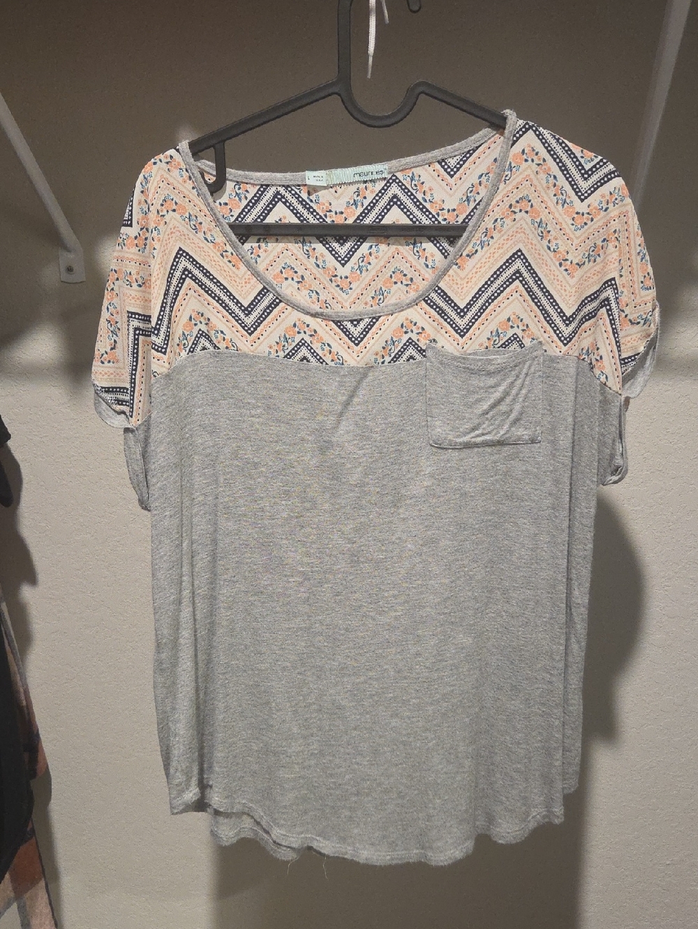 Maurices Light Gray Tee with Peach & Navy Chevron  Sz L